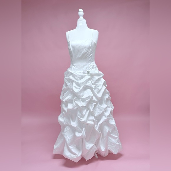 David's Bridal Dresses & Skirts - Elegant David’s Bridal White Strapless Gown